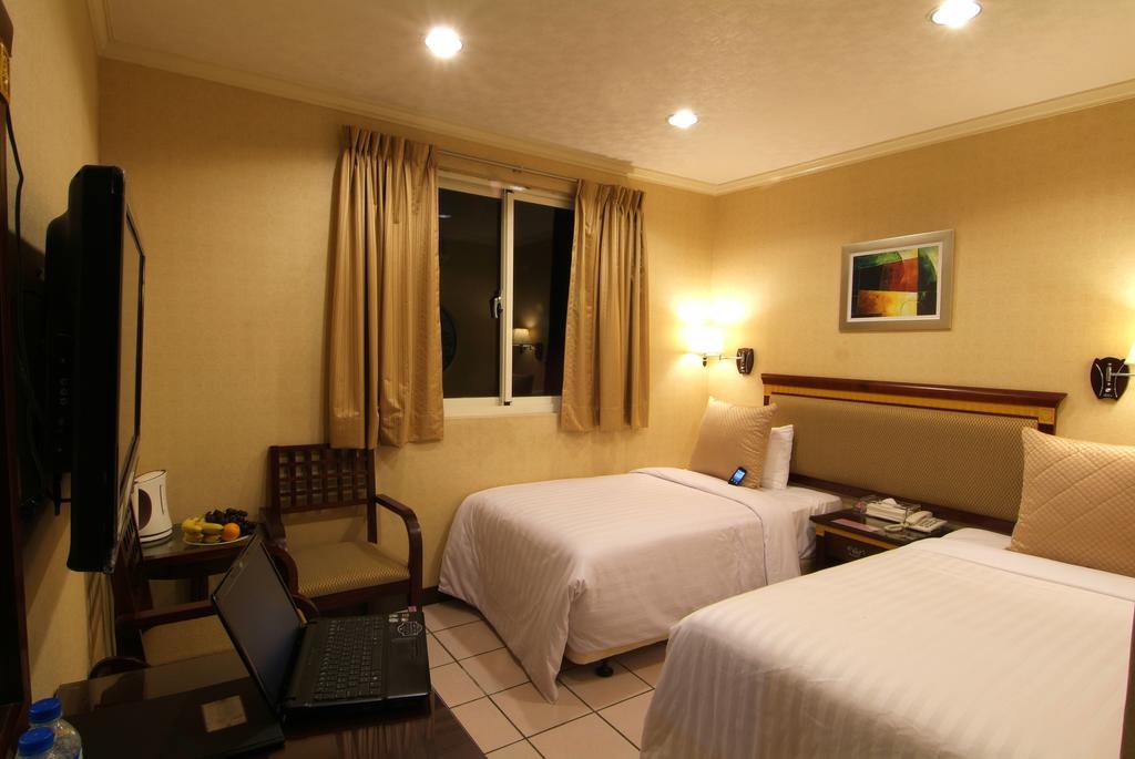 พูติ คอมเมอร์เชี่ยล โฮเต็ล Hotel หลงตัน ภายนอก รูปภาพ