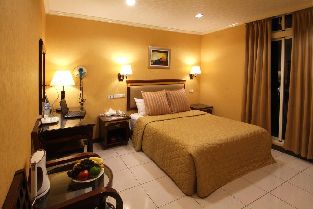 พูติ คอมเมอร์เชี่ยล โฮเต็ล Hotel หลงตัน ภายนอก รูปภาพ