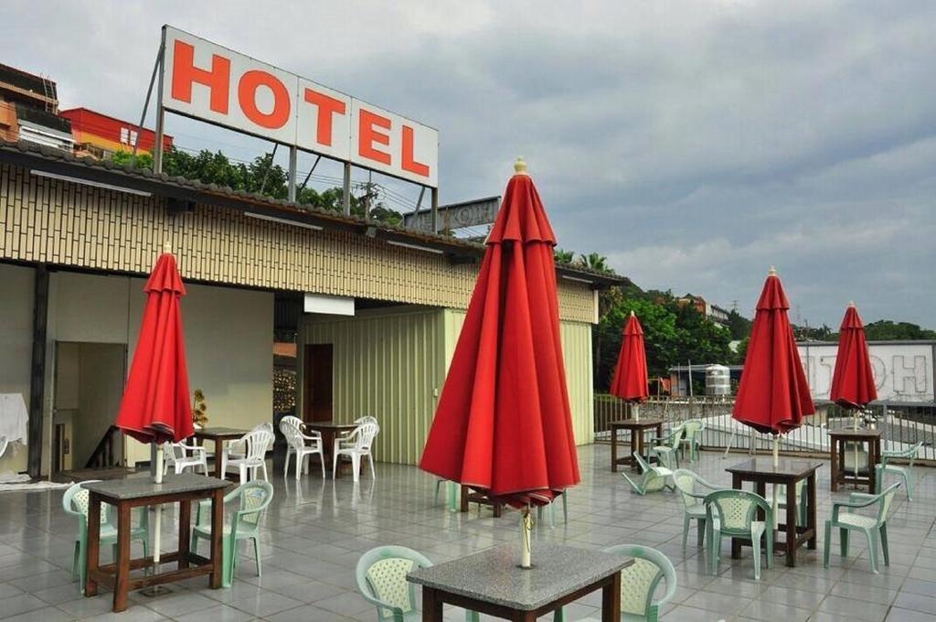 พูติ คอมเมอร์เชี่ยล โฮเต็ล Hotel หลงตัน ภายนอก รูปภาพ